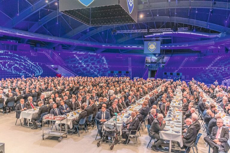 Foto vom Herrenabend in der Volkswagen Halle - Tische mit Mitgliedern